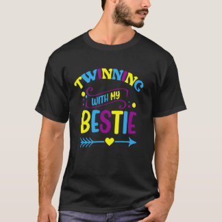 双子とツインズデーを祝う友達とツインズデーのお揃いコーデ Tシャツ