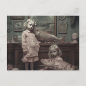 双子とピンクの魚のホラーAIアート ポストカード (正面)