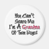 . .双子のおばあちゃんを怖がらせられないかわいい引用文 マグネット (正面)