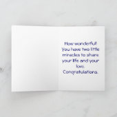 双子のお祝いの誕生 カード (内部)