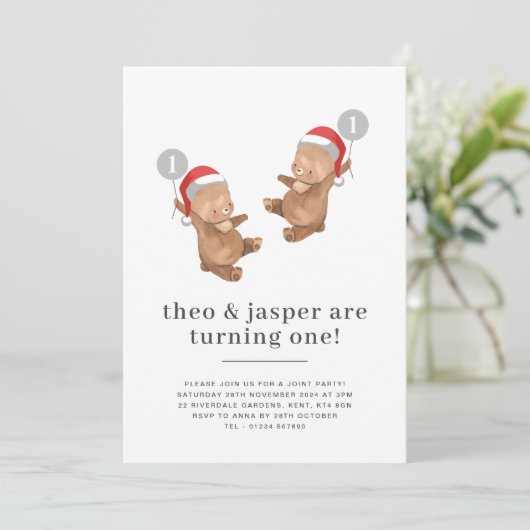 双子のクマがサンタ帽をかぶった1歳の誕生日写真 招待状 (スタンド正面)
