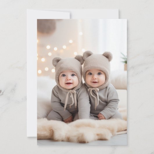 双子のクマがサンタ帽をかぶった1歳の誕生日写真 招待状 (裏面)
