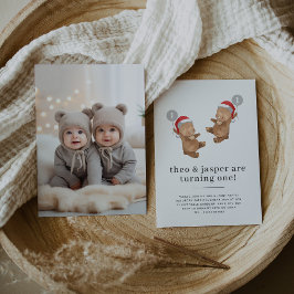 双子のクマがサンタ帽をかぶった1歳の誕生日写真 招待状