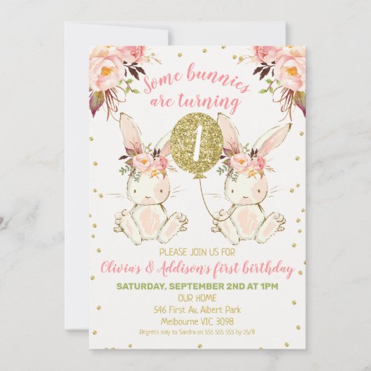 双子のピンクゴールド フラワーバニー 1歳の誕生日 招待状 (正面)