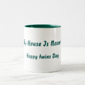 双子の両親から双子への贈り物 ツートーンマグカップ (中央)