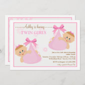 双子の女の子がピンクの毛布の束と大きなリボンでデザインされたベビーシャワー招待状 招待状 (正面/裏面)