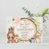 双子の女の子のピンクのフローラの田舎の森の赤ちゃんシャワー 招待状 (スタンド正面)