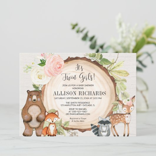 双子の女の子のピンクのフローラの田舎の森の赤ちゃんシャワー 招待状 (スタンド正面)