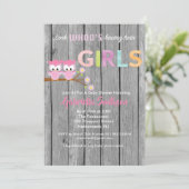 双子の女の子のベビーシャワーカードを持っている様子 招待状 (スタンド正面)