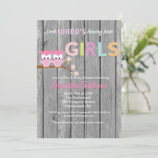 双子の女の子のベビーシャワーカードを持っている様子 招待状 (スタンド正面)