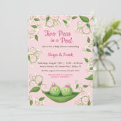 双子の女の子のベビーシャワーパーティー招待状「双子のかわいいえんどう豆」 招待状 (スタンド正面)