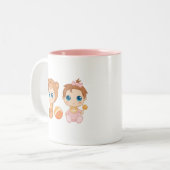 双子の女の子クマジャンプスーツ ツートーンマグカップ (正面左)