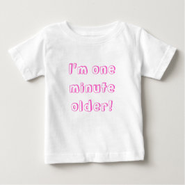 双子の女の子1分年上よ！ ベビーTシャツ