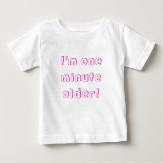双子の女の子1分年上よ！ ベビーTシャツ