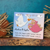 双子の女の子 – Stork Keepsake Plak With Easel フォトプラーク (側面)