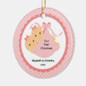 双子の女の赤ちゃん 初めてのクリスマスのオーナメント セラミックオーナメント (左)