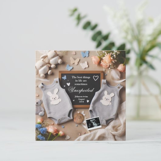 双子の妊娠のお知らせ – 性別 – 中立 案内状 (スタンド正面)