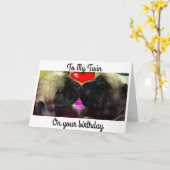 「双子の子犬」が救済望む「双子」最高の誕生日 カード (黄色い花)