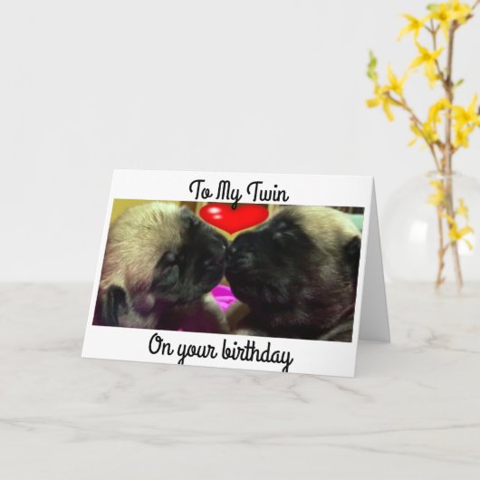 「双子の子犬」が救済望む「双子」最高の誕生日 カード (黄色い花)