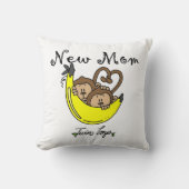 双子の少年たち新しい母の贈り物 クッション (正面)