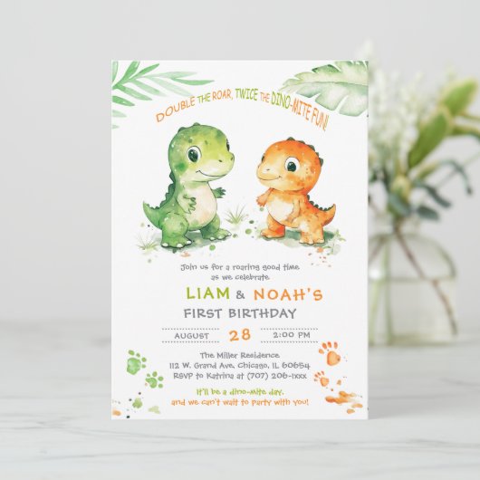 双子の少年のための恐竜の最初の誕生日招待状 招待状 (スタンド正面)