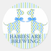 双子の少年キリンのベビーが赤ちゃんシャワーを醸造している ラウンドシール (正面)