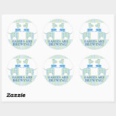 双子の少年キリンのベビーが赤ちゃんシャワーを醸造している ラウンドシール (シート)