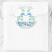 双子の少年キリンのベビーが赤ちゃんシャワーを醸造している ラウンドシール (バッグ)