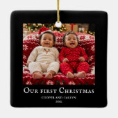 双子の最初のクリスマス 赤ちゃんの写真 ブラック セラミックオーナメント (裏面)