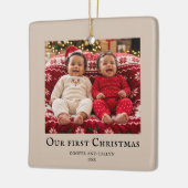 双子の最初のクリスマス 赤ちゃんの写真 ベージュ セラミックオーナメント (左)
