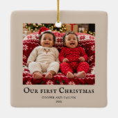 双子の最初のクリスマス 赤ちゃんの写真 ベージュ セラミックオーナメント (裏面)