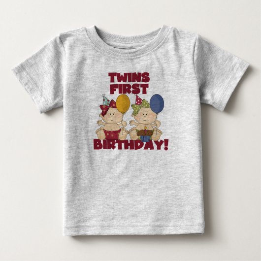 双子の最初の誕生日 – 女の子のTシャツとギフト ベビーTシャツ (正面)