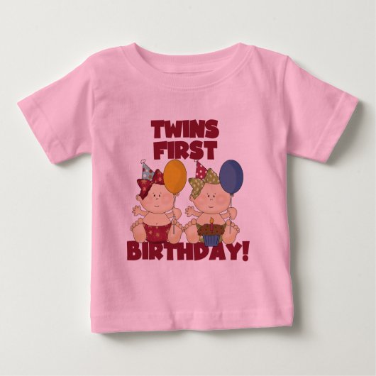 双子の最初の誕生日 – 女の子のTシャツとギフト ベビーTシャツ (正面)