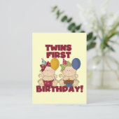 双子の最初の誕生日 – 女の子のTシャツとギフト ポストカード (スタンド正面)