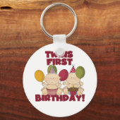 双子の最初の誕生日 – 男の子のTシャツとプレゼント キーホルダー (正面)