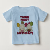 双子の最初の誕生日 – 男の子のTシャツとプレゼント ベビーTシャツ (正面)