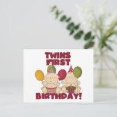 双子の最初の誕生日 – 男の子のTシャツとプレゼント ポストカード (スタンド正面)
