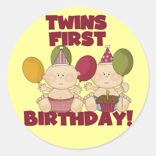 双子の最初の誕生日 – 男の子のTシャツとプレゼント ラウンドシール (正面)