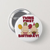 双子の最初の誕生日 – 男の子のTシャツとプレゼント 缶バッジ (正面&裏面)