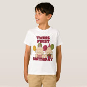 双子の最初の誕生日 – 男の子のTシャツとプレゼント Tシャツ (正面フル)