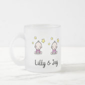 双子の母マグカップ、新しい母の贈り物、2人の女の子、愛、 フロストグラスマグカップ (左)