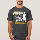 双子の父へのおもしろい贈り物のメンズパパ Tシャツ (正面)