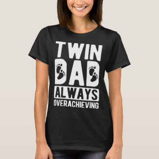 双子の父を常に過大成させる双子のパパ Tシャツ