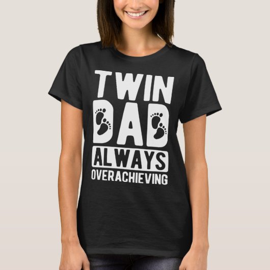 双子の父を常に過大成させる双子のパパ Tシャツ (正面)