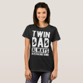 双子の父を常に過大成させる双子のパパ Tシャツ (正面フル)