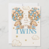 双子の男の子が気球を持って赤ちゃんシャワーを待つ 招待状 (裏面)