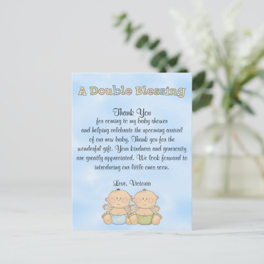 双子の男の子のベビーシャワー ポストカード (スタンド正面)