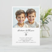 双子の男の子のミニマルな現代的な誕生日パーティーの写真 招待状 (スタンド正面)
