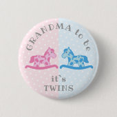 双子の男の子の女の子ロッキングホースおばあちゃん赤ちゃんシャワー 缶バッジ (正面)