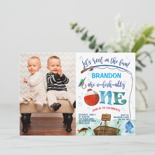 双子の男の子の小さな漁師1st誕生日の写真 招待状 (スタンド正面)
